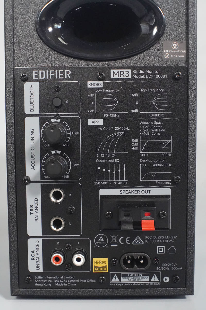 背面のノブと端子類