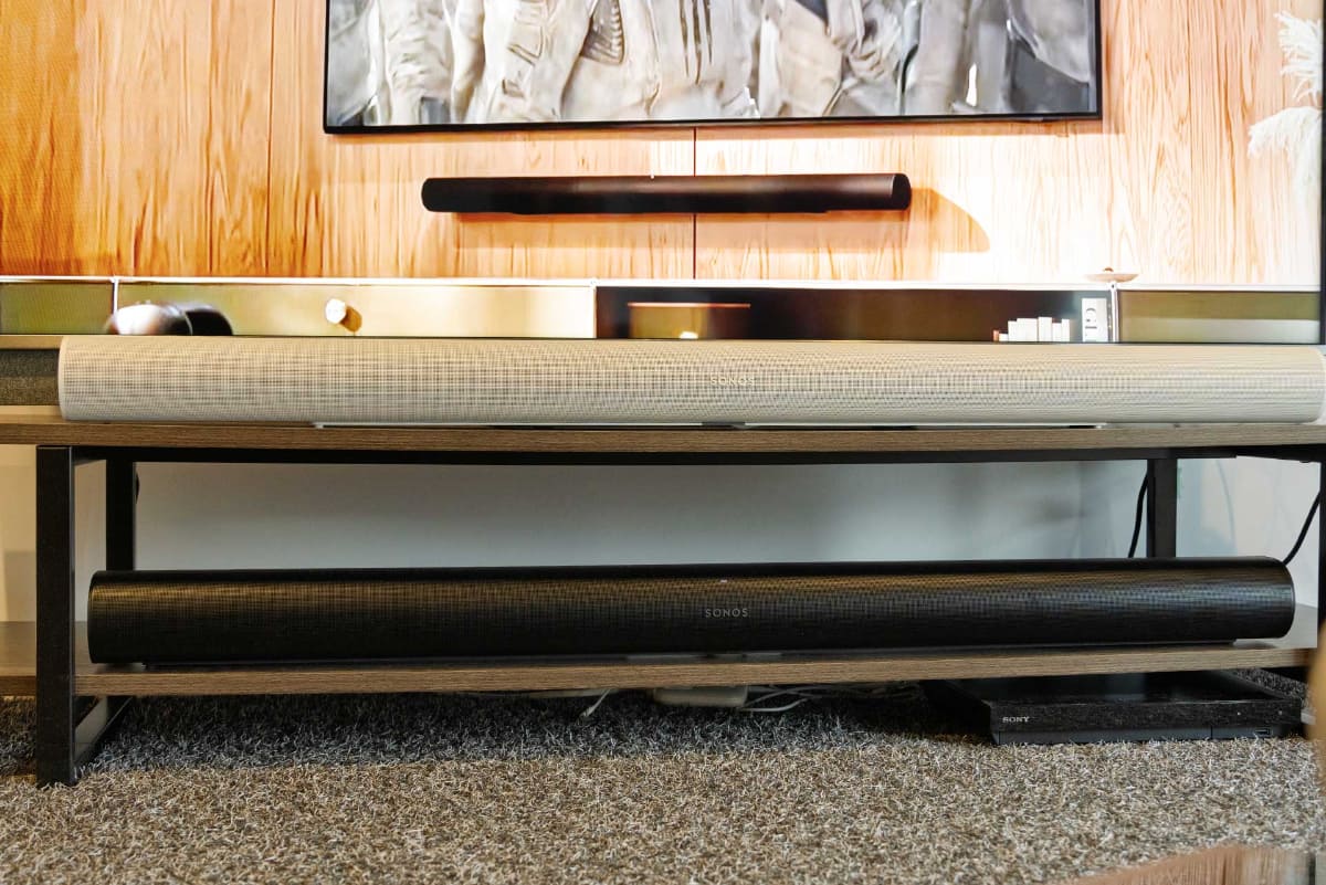 上段のホワイトモデルが「Sonos Arc Ultra」、下段のぶらっくもでが「Sonos Arc」