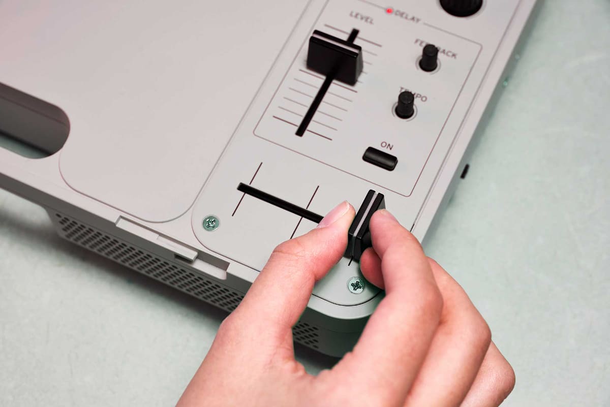 ポータブルながらスクラッチに最適化されたフェーダーを搭載