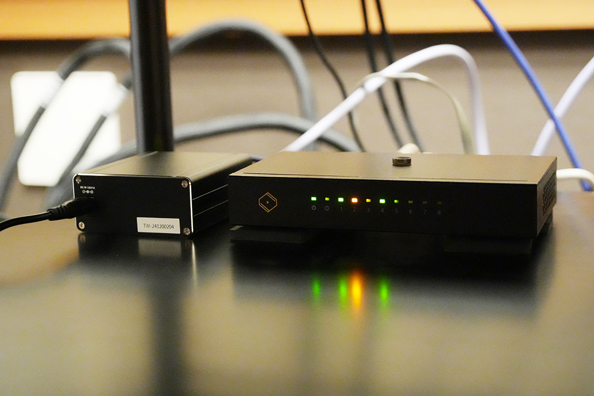 右がネットワークスイッチN8