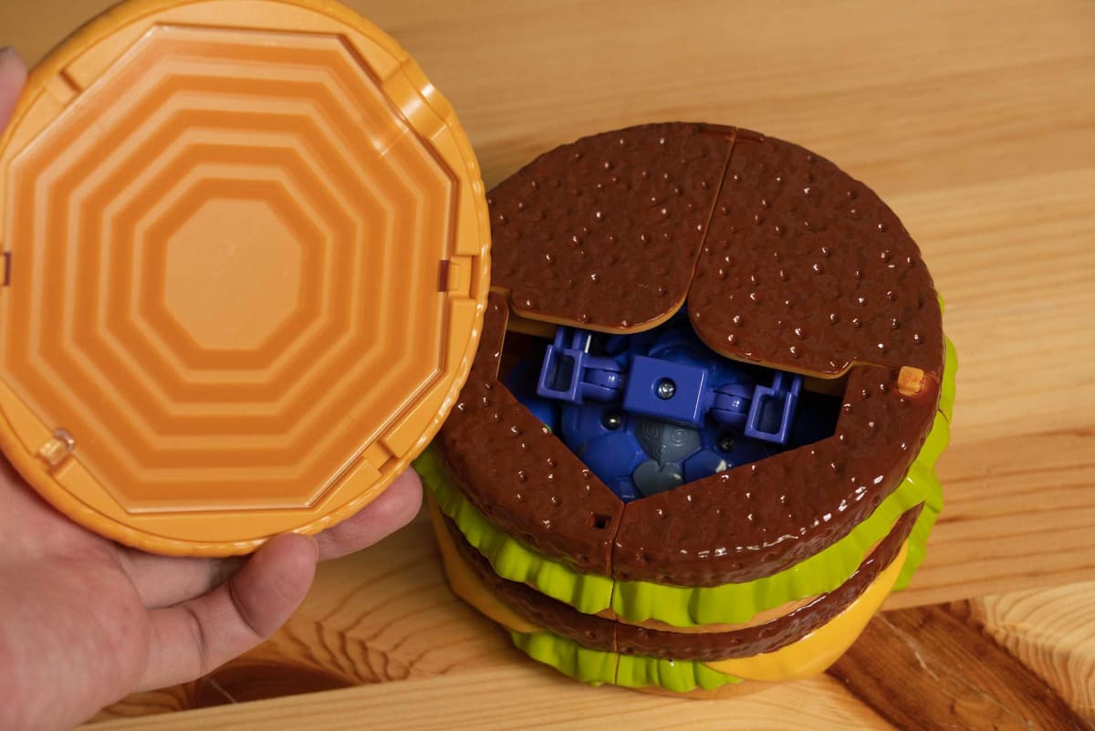 ビッグマック初号機のバンズを取ると、中には折りたたまれた初号機の姿が。バンズの裏にはA.T.フィールドも