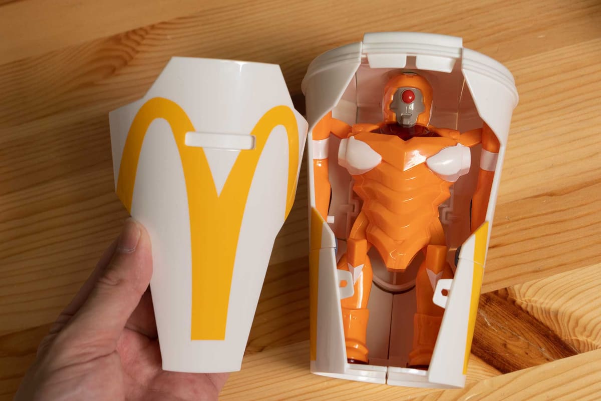 マクドナルドロゴ部分を取り外すと零号機がお目見え。外したパーツが盾になる