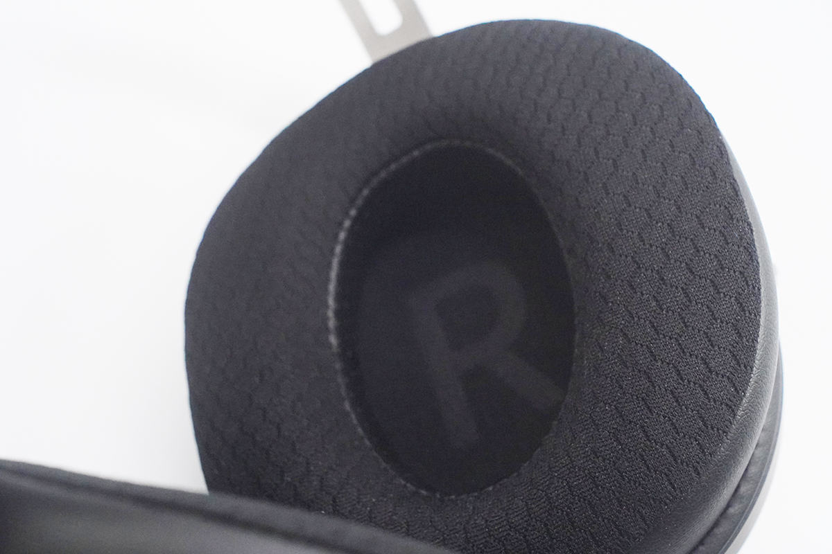 厚手のイヤーパッドはクッション性も良好