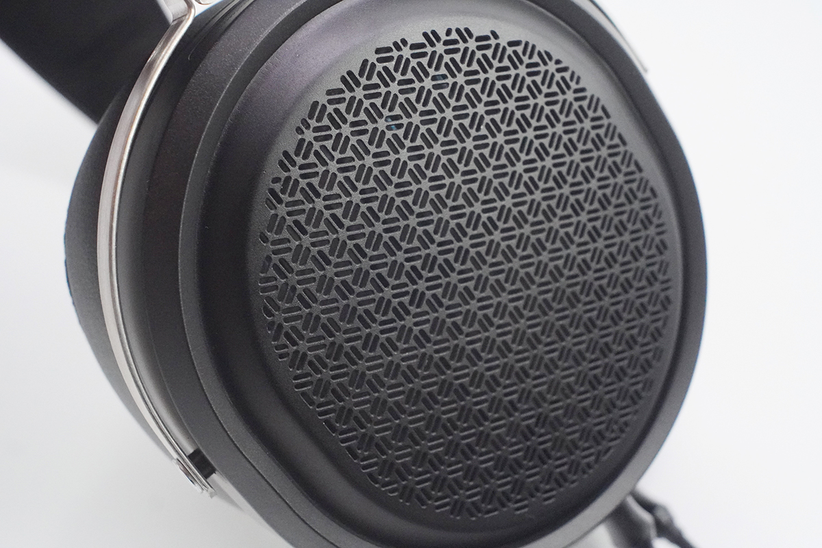 背面はメッシュ構造になっており、うっすらとドライバが見える