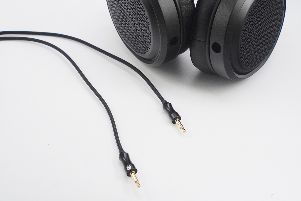 ケーブル着脱式のワイヤードヘッドフォン