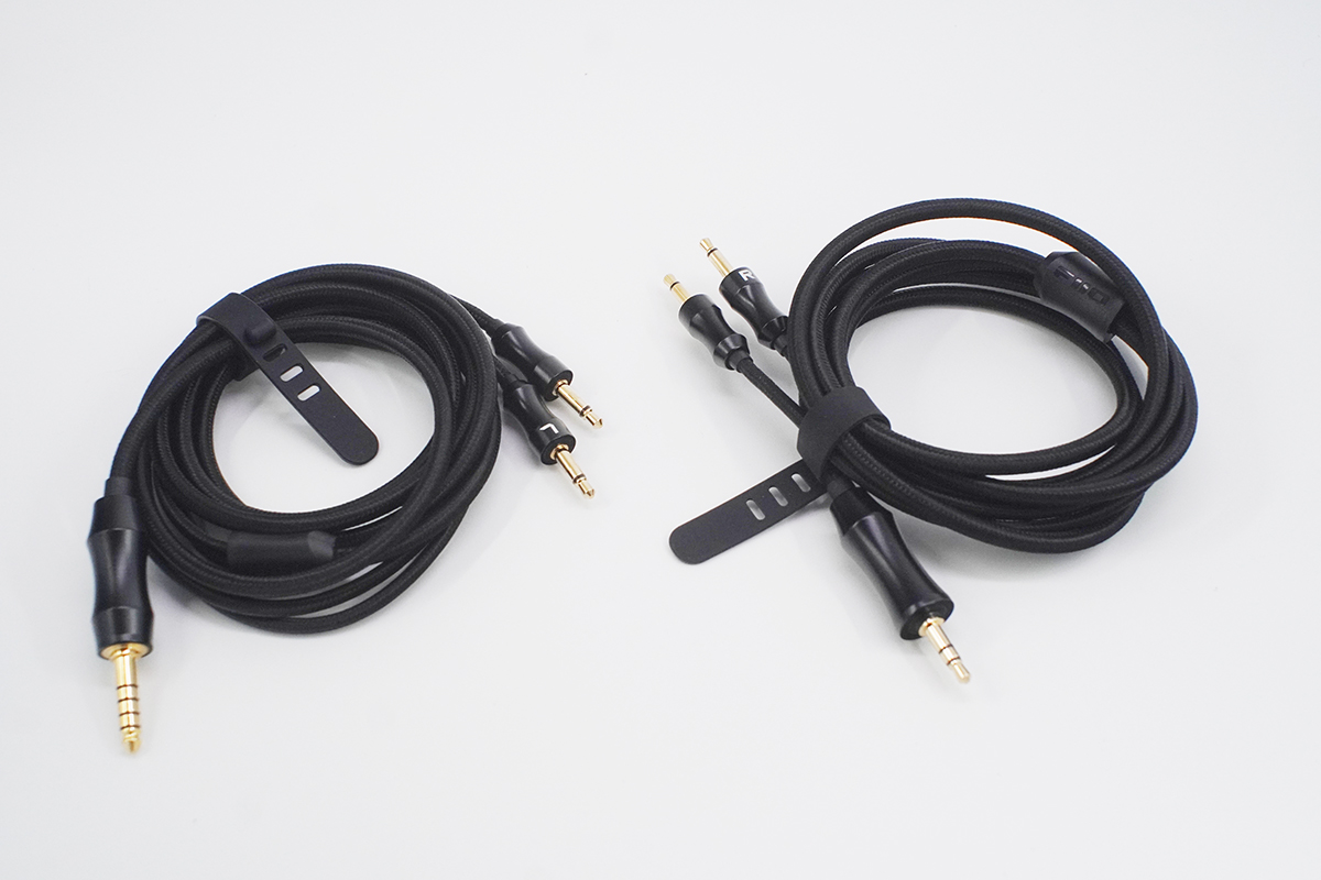 ケーブルはバランスとアンバランスの2タイプが付属