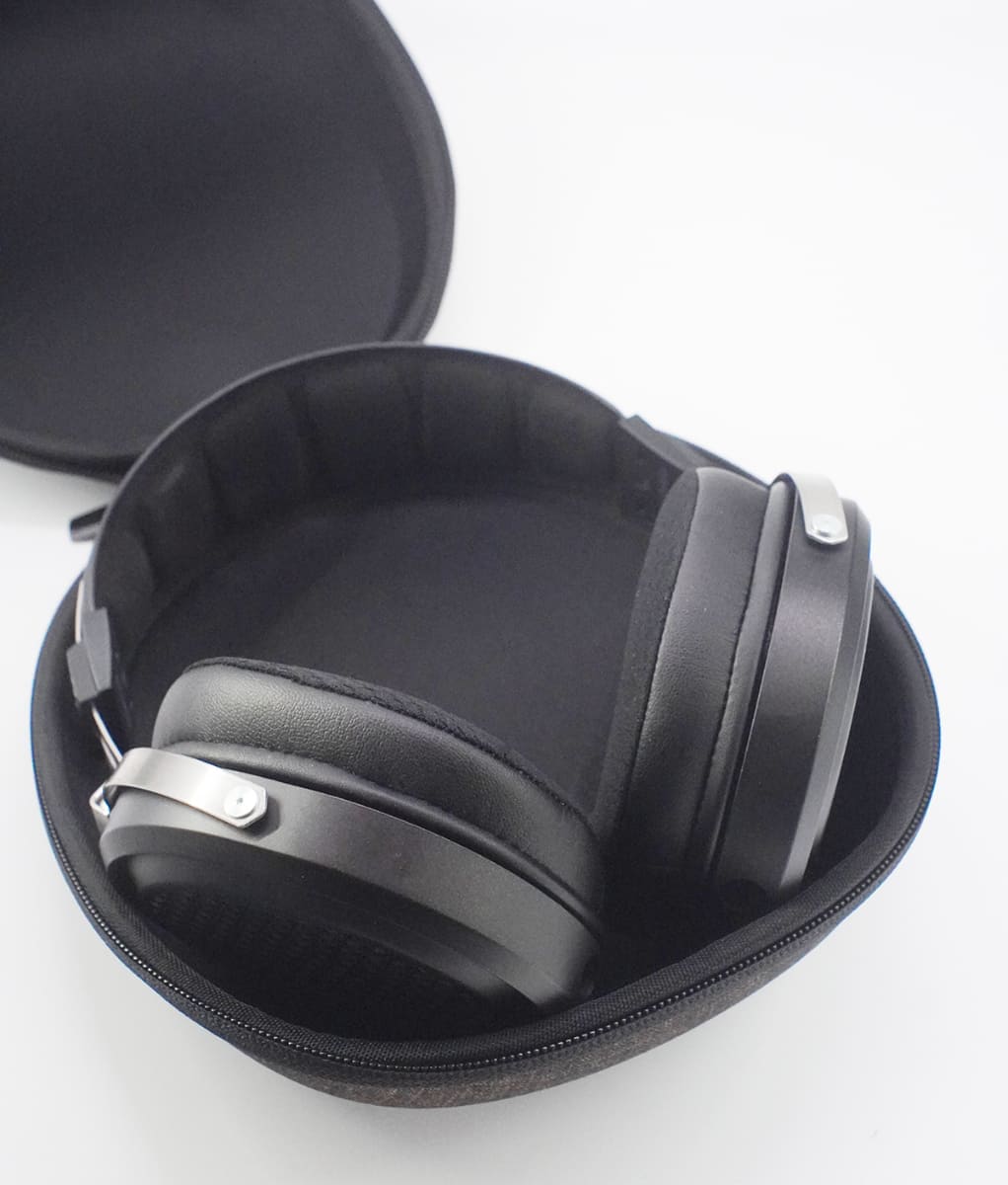 構造的にエンクロージャ部が折りたためないので、キャリングケースはやや大ぶり