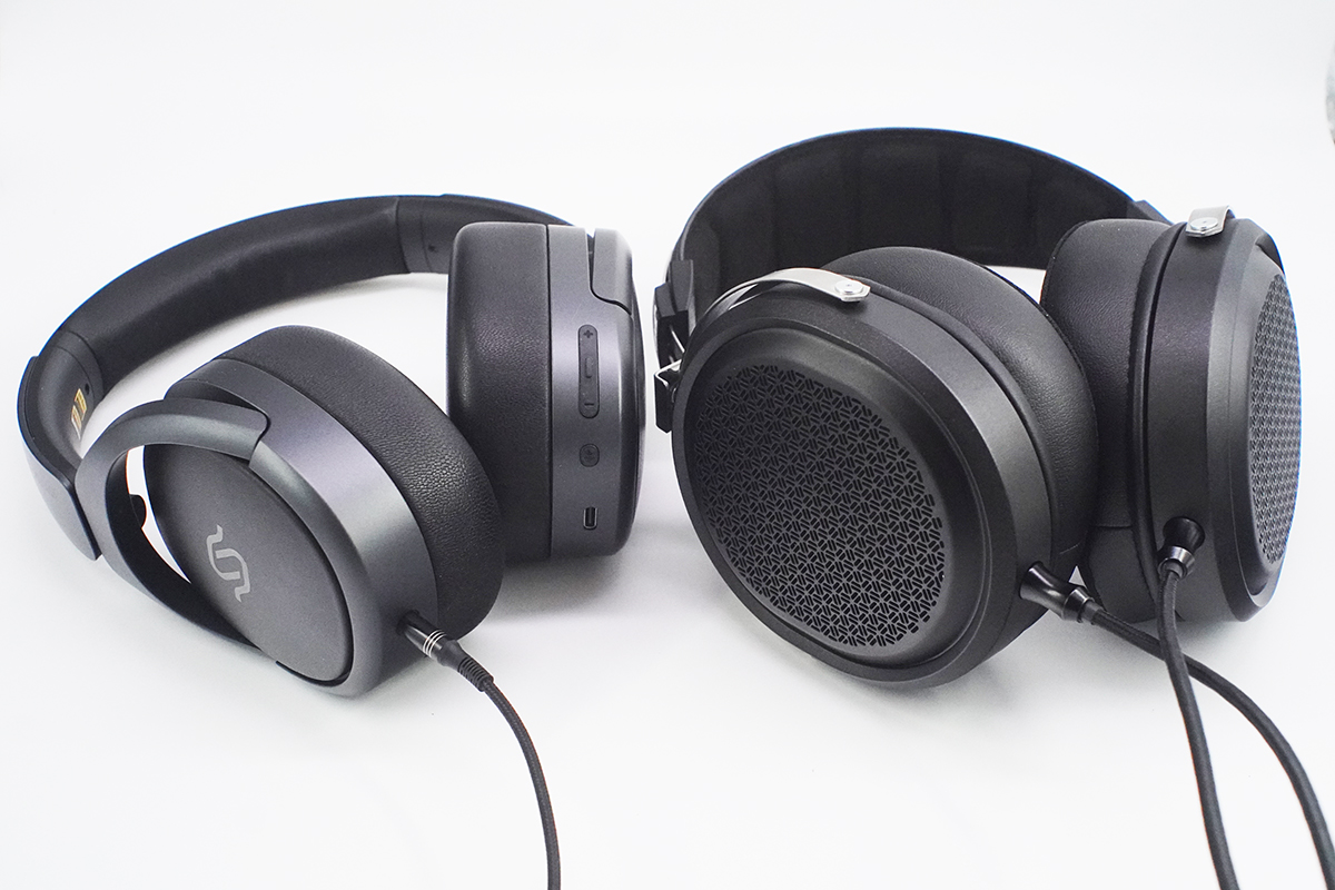 左が同じく平面磁界ドライバ型のEDIFIER S5