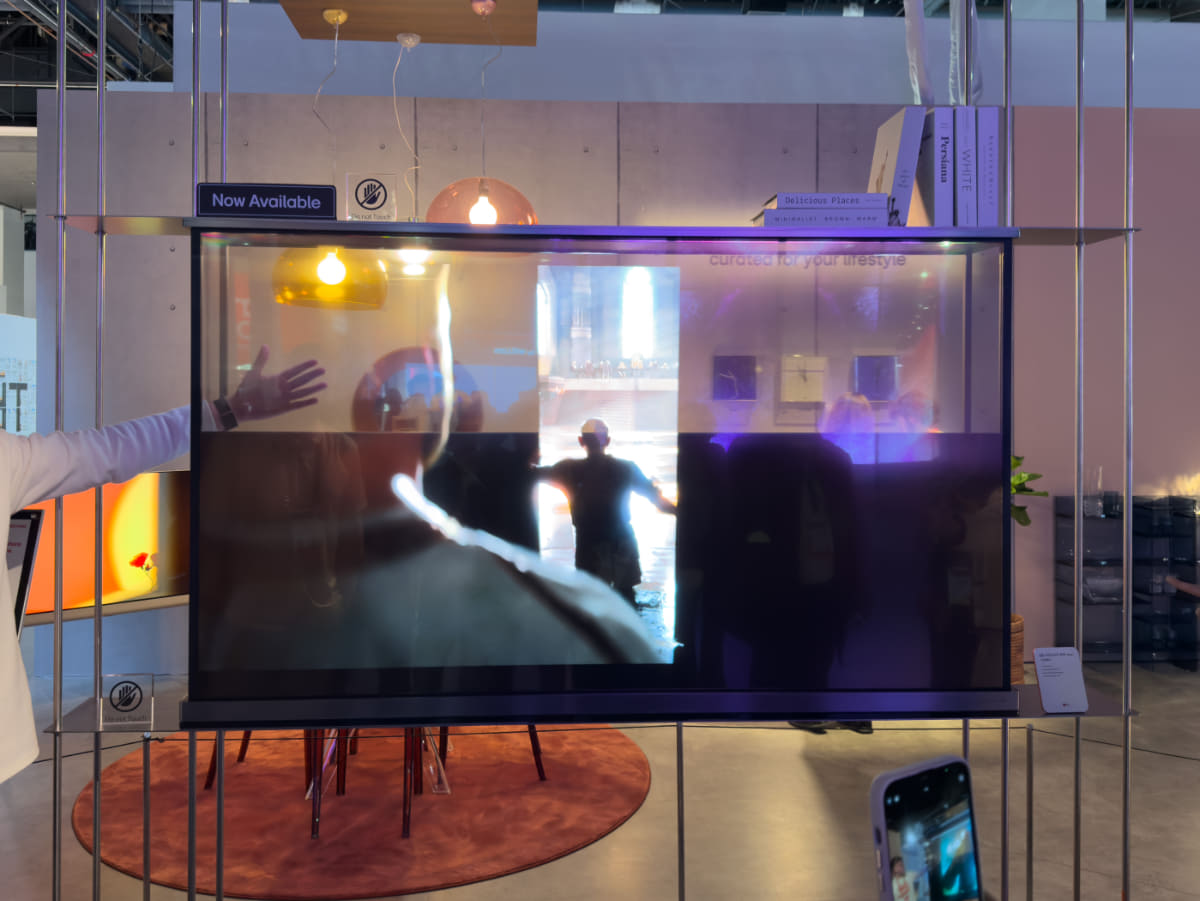 LGブース。商品としての投入が決まった透明OLEDを展示するが、それ以外のテレビは脇役