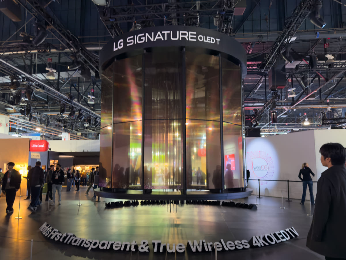 LGブース。商品としての投入が決まった透明OLEDを展示するが、それ以外のテレビは脇役