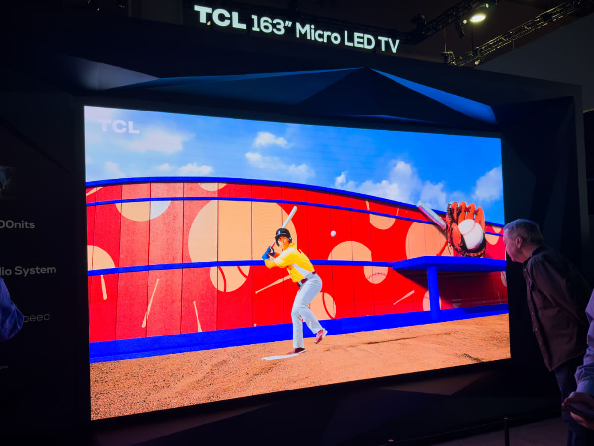TCLが展示した、163インチのマイクロLED採用テレビ