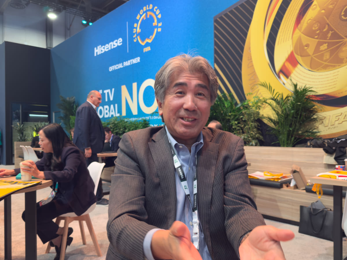 石橋氏との取材はCESのHisenseブース内にあるスペースで行なわれた。壁には大きく「No.1」の文字が