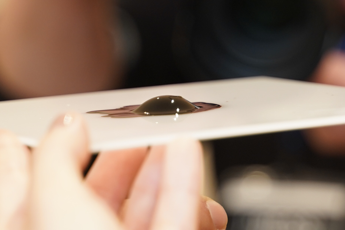 液体でありながら、砂鉄のように磁性を帯びた磁性流体