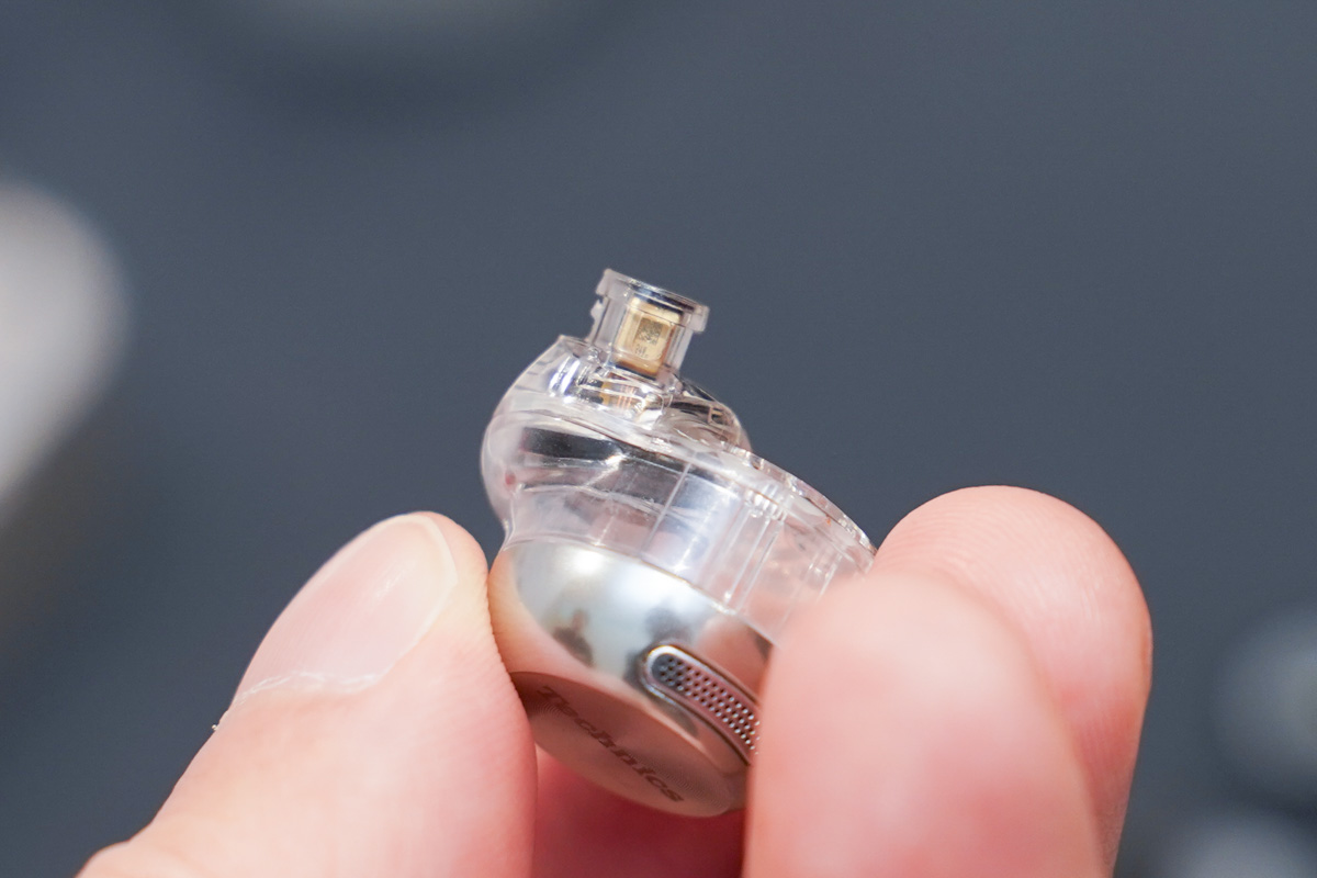 クリアモデルの写真。音導管部分にノイズキャンセルのフィードバック用マイクが配置されているのがわかる