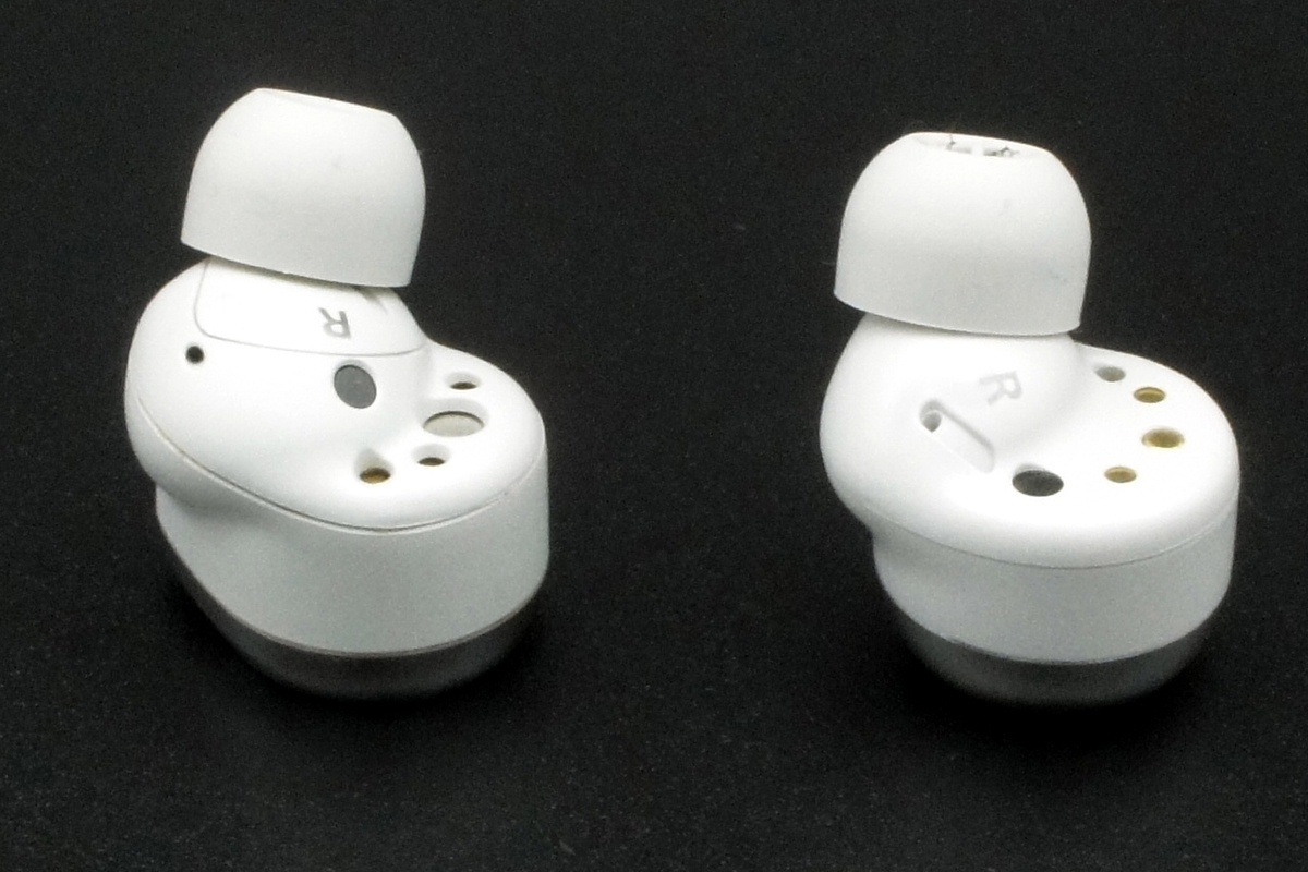 イヤフォン本体(R側)を横から見たところ。左がAZ80で、右がAZ100。イヤーピースのすぐ後ろのふくらんだ部分がかなり小さくなっている