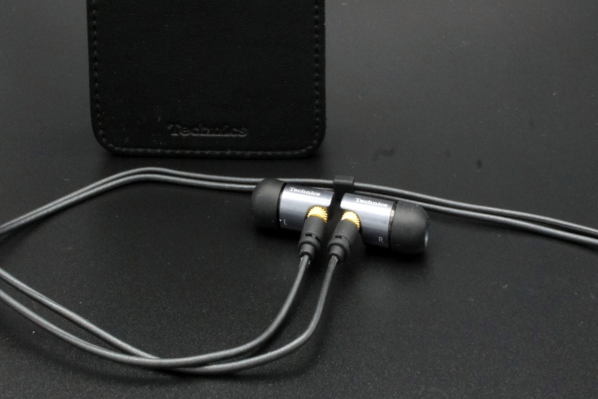 先駆けて磁性流体ドライバーを採用していた、ハイエンド有線イヤフォン「EAH-TZ700」(2019年発売、12万円)