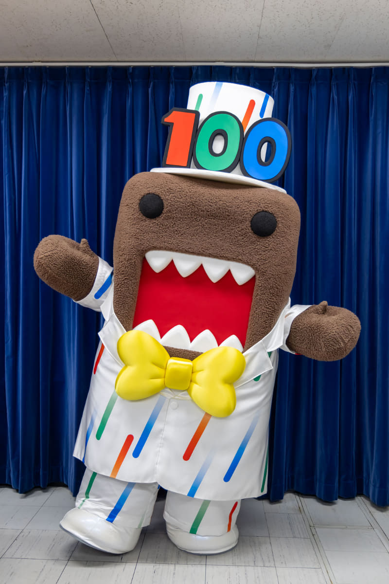 説明会に登場した「放送100年どーもくん」