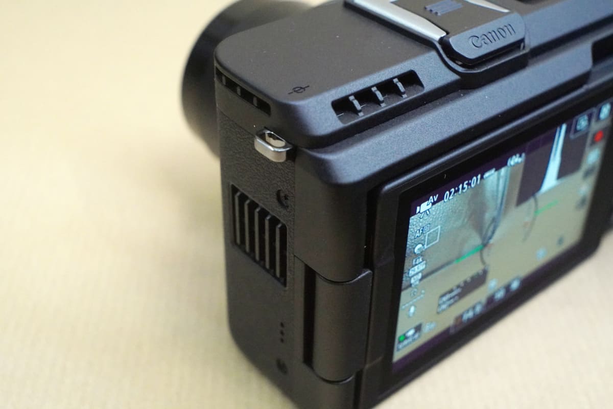 側面から吸気し、肩から排気するエアフロー