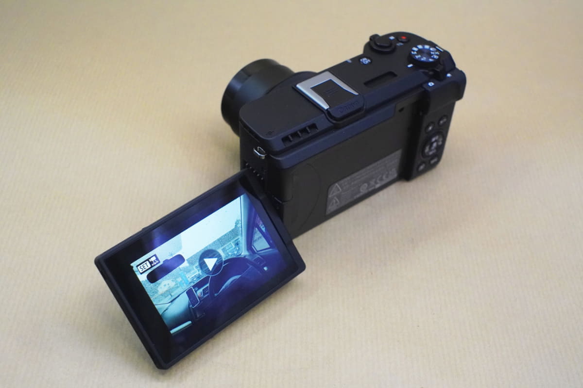 液晶モニターは横出しのバリアングル