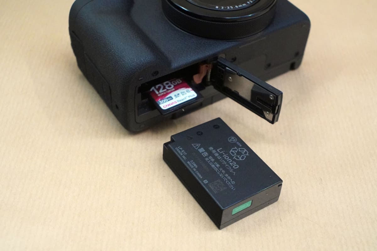 底部にバッテリーとSDカードスロット