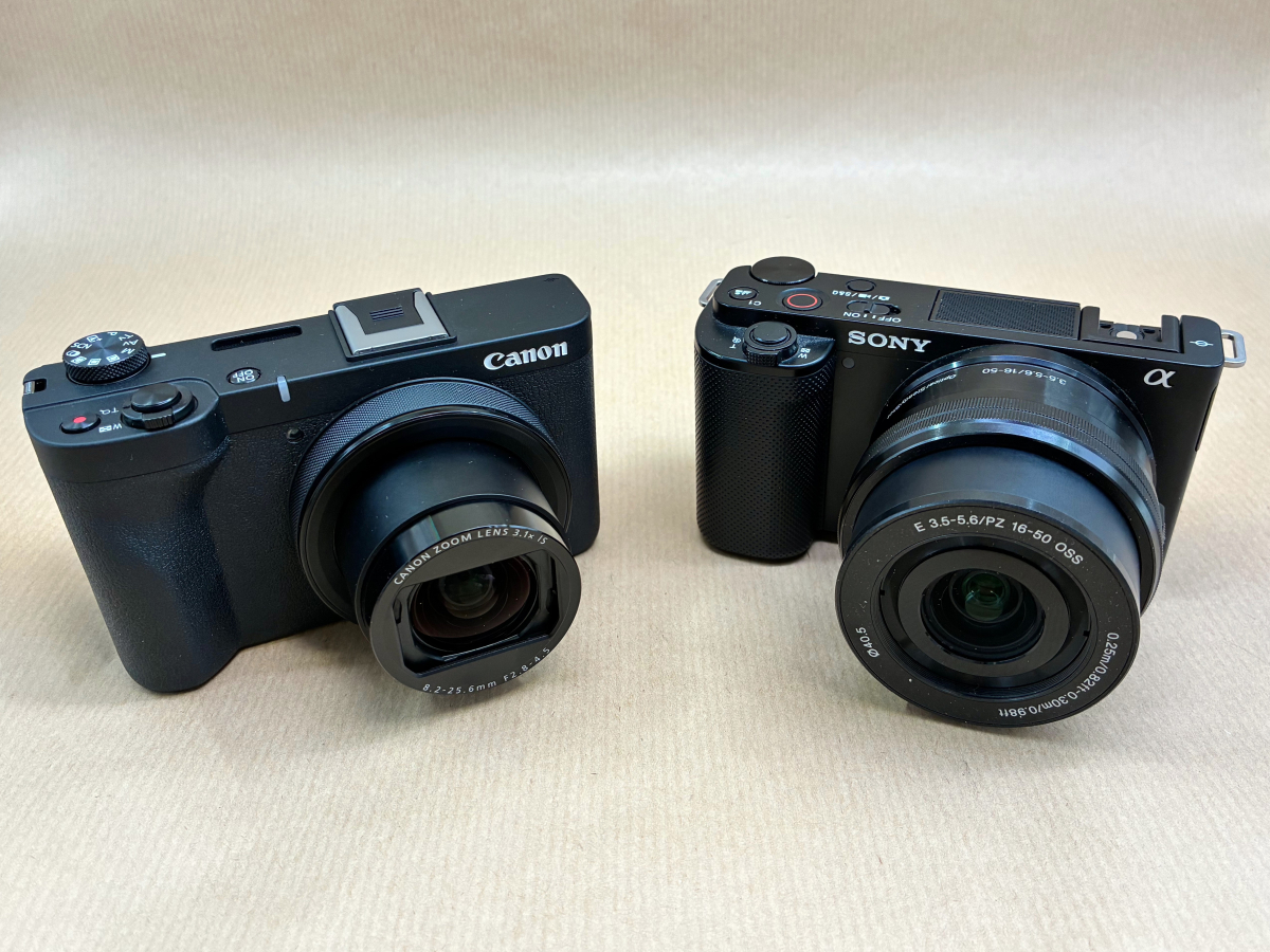 APS-CミラーレスのZV-E10(右)とほぼ同サイズ