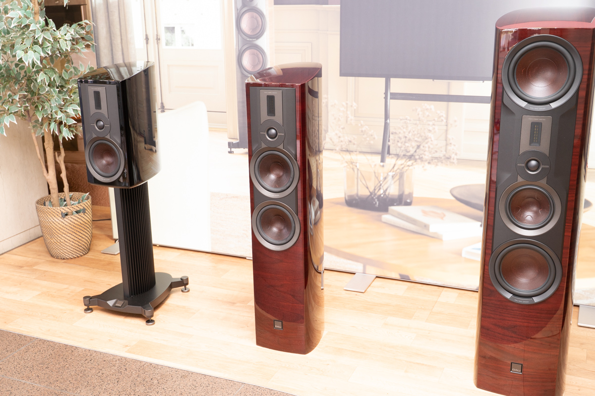 左からブックシェルフの「EPIKORE 3」、フロア型「EPIKORE 7」、「EPIKORE 9」