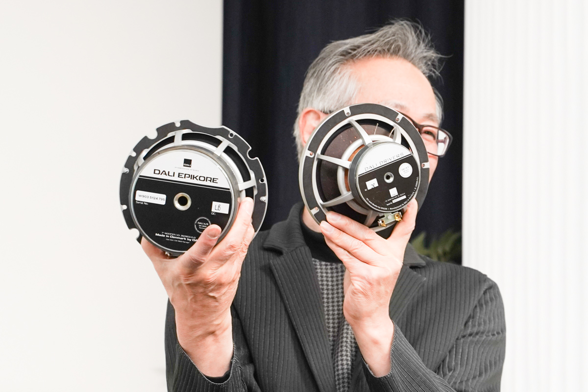 左がEPIKOREバス/ミッドレンジ・ドライバー。磁気回路が大きく、重くなっている