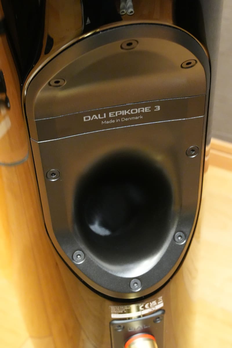 斜め方向に管が配置されたバスレフポート