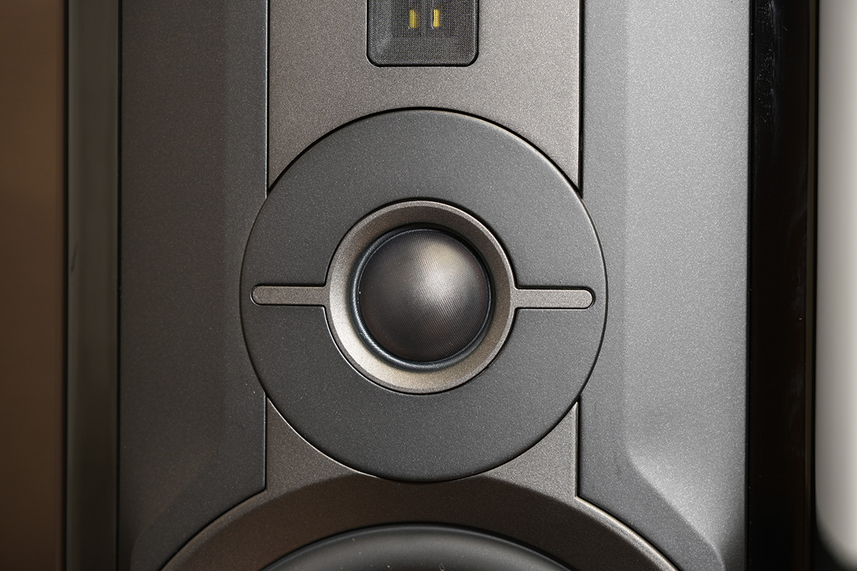 ドームツイーターは35mmと大型