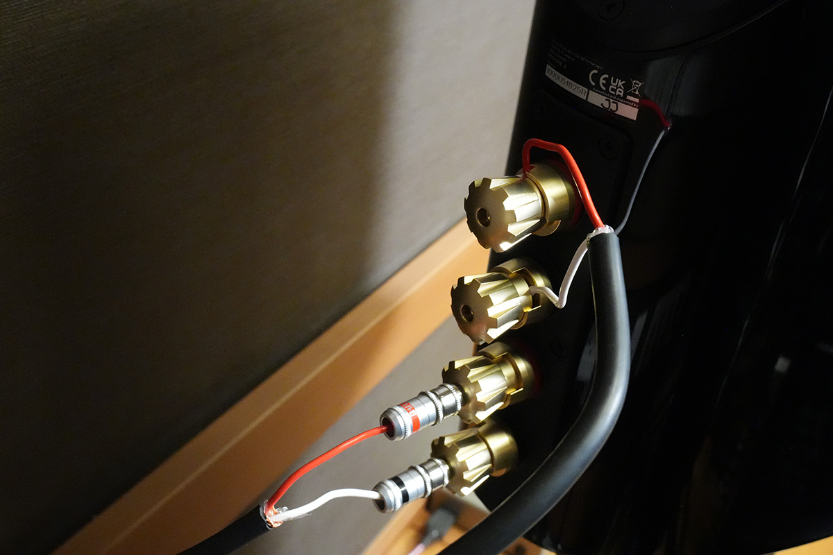 無垢の真鍮から削り出したスピーカーターミナル