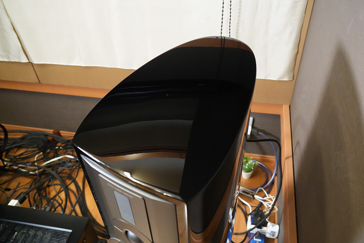 組み上げた後に表面に手張りで突板を貼ることによって、木目の継ぎ目がない美しい仕上がりになっている