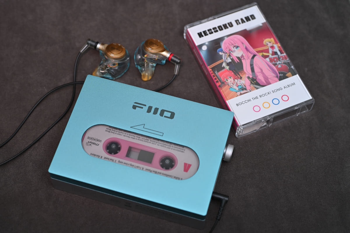 改造後はお楽しみの試聴。先日購入した結束バンドのミュージックテープの封を切った