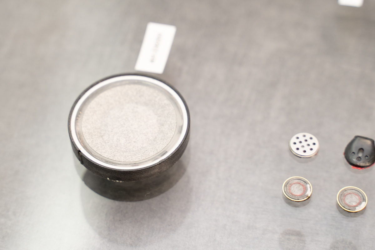 左がAH-D9200に搭載しているバイオセルロース・ドライバー