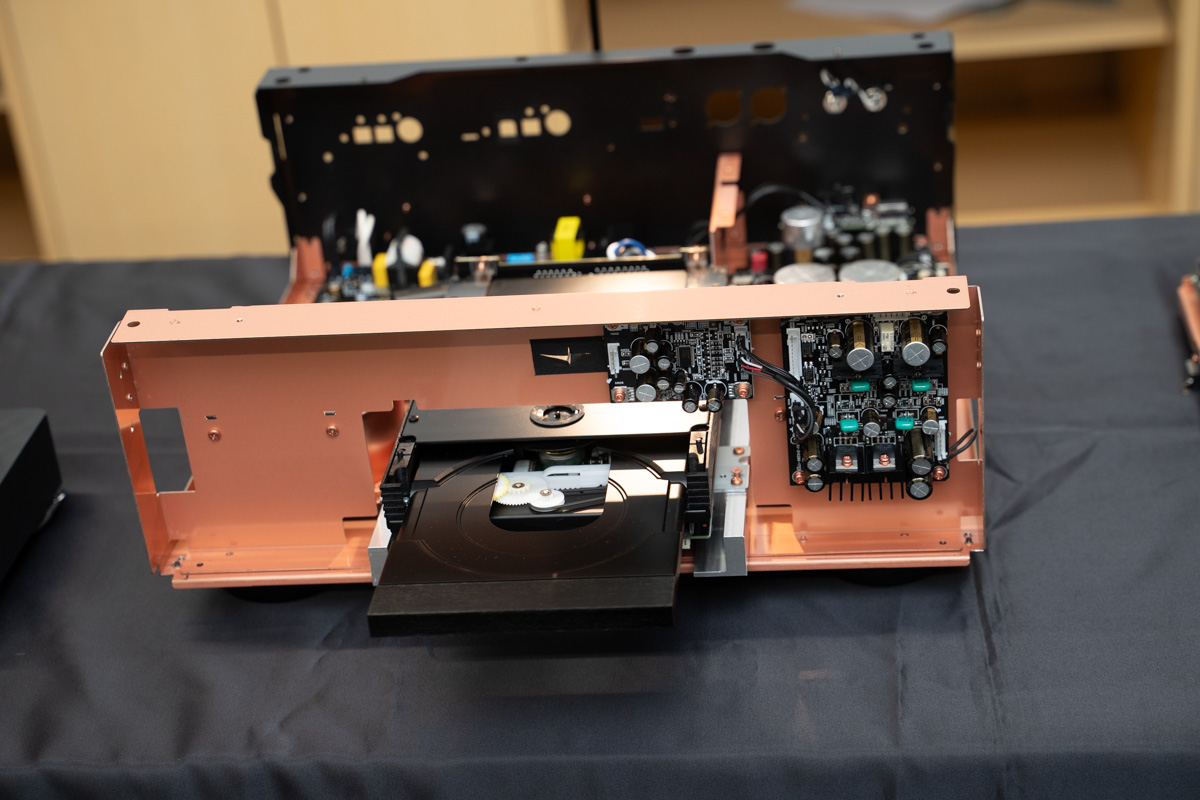 自社開発のオリジナル・メカエンジン「SACDM-3」。ピックアップの制御とデコードを行なう回路を最短・最小化し、余分な電流やノイズの発生を抑えた。今回のSACD10では、この基板の音質チューニングを徹底的にやり直している。また、アルミ押し出し材を使用したメカベースで3重構造のボトムシャーシに固定することで、制振性も高めている