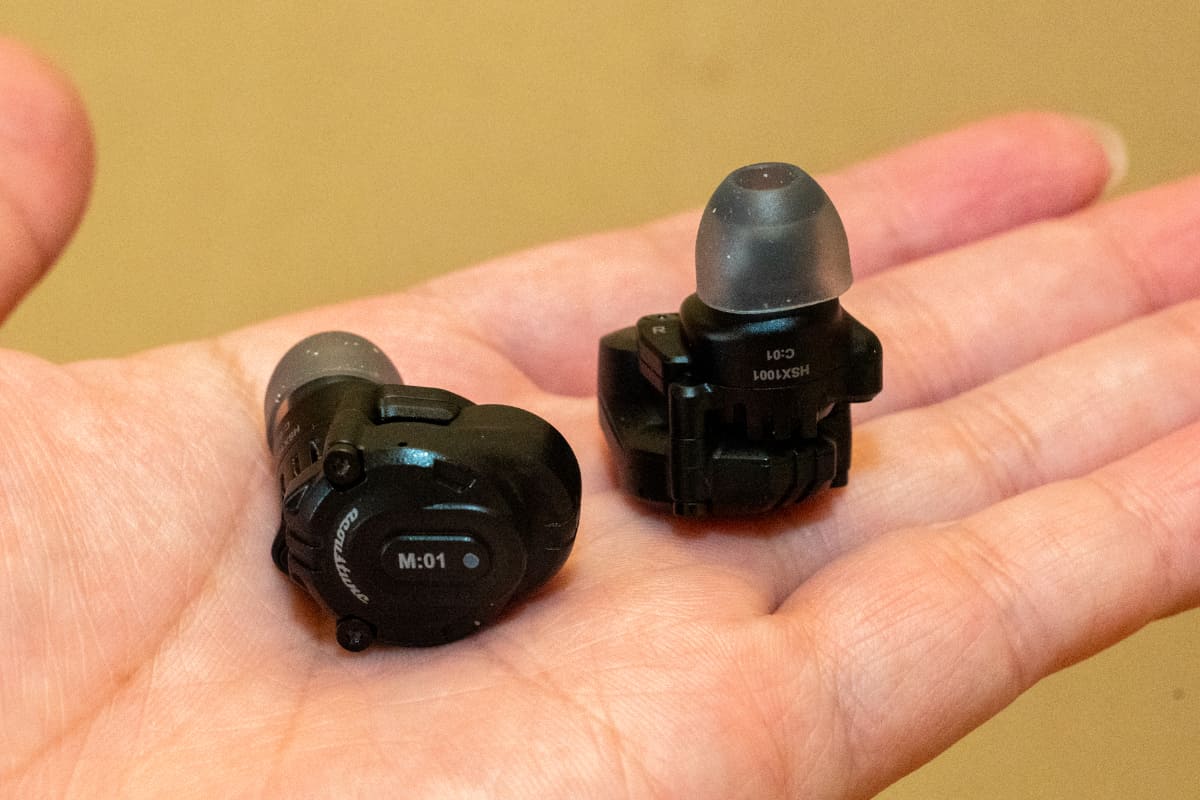 メタリックで重厚感のあるデザイン
