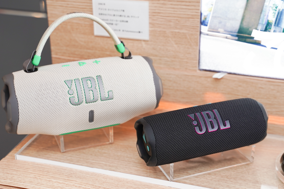左から「JBL Charge 6」、「JBL Flip 7」