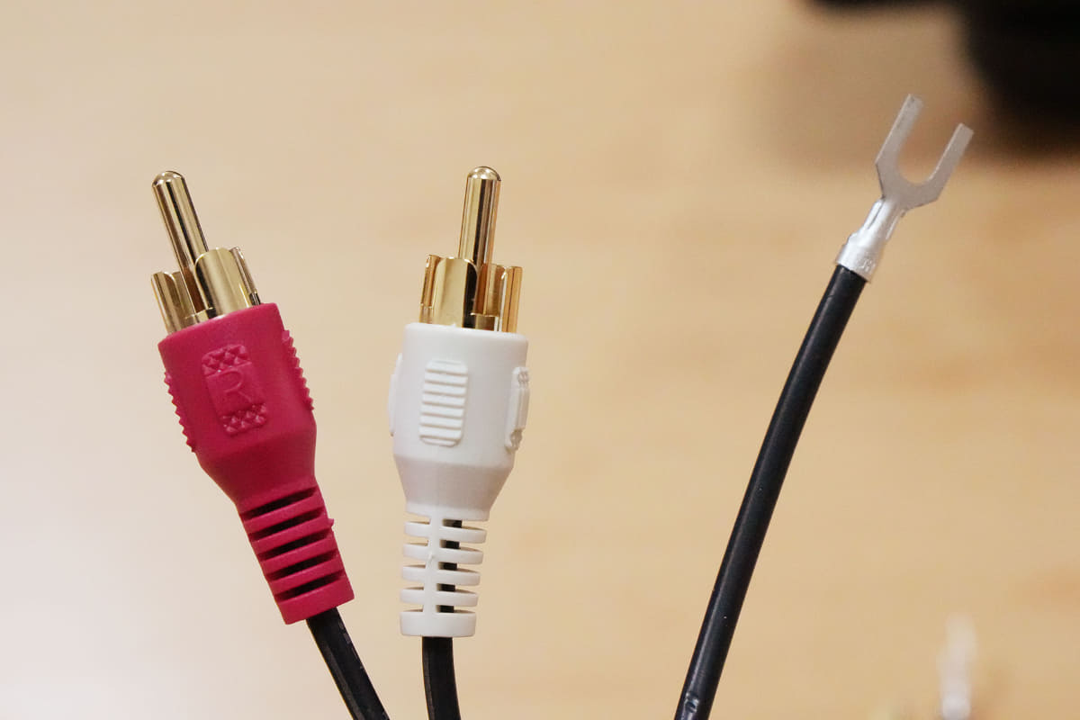 RCAケーブルにアース線が一体化している
