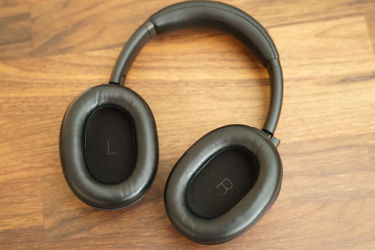 イヤーパッドは長方形に近い形状になった