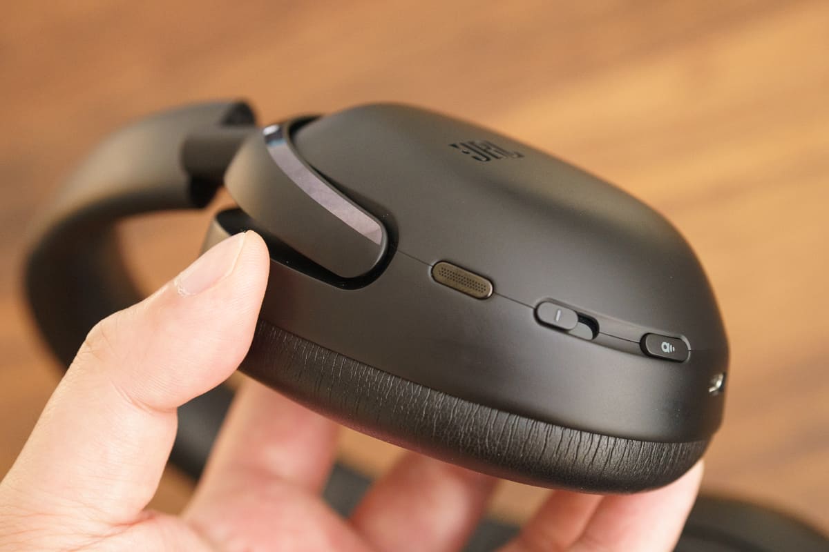 ハウジングの各所にマイクの穴があるのがわかる