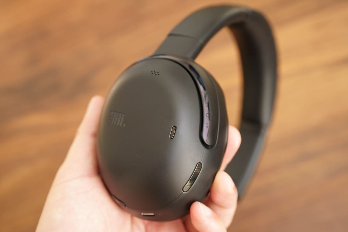 ハウジングの各所にマイクの穴があるのがわかる