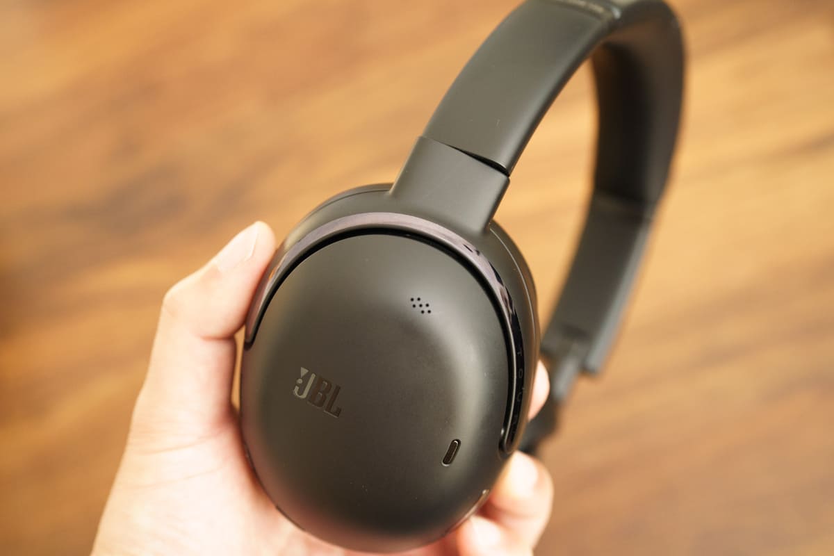 ハウジングの各所にマイクの穴があるのがわかる