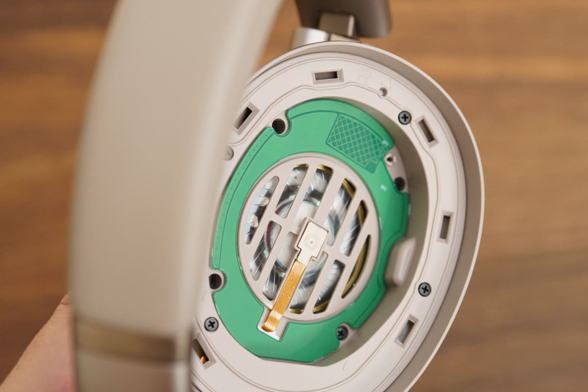 イヤーパッドを取り外すと、耳まわりの空間が広く設けられている事がわかる