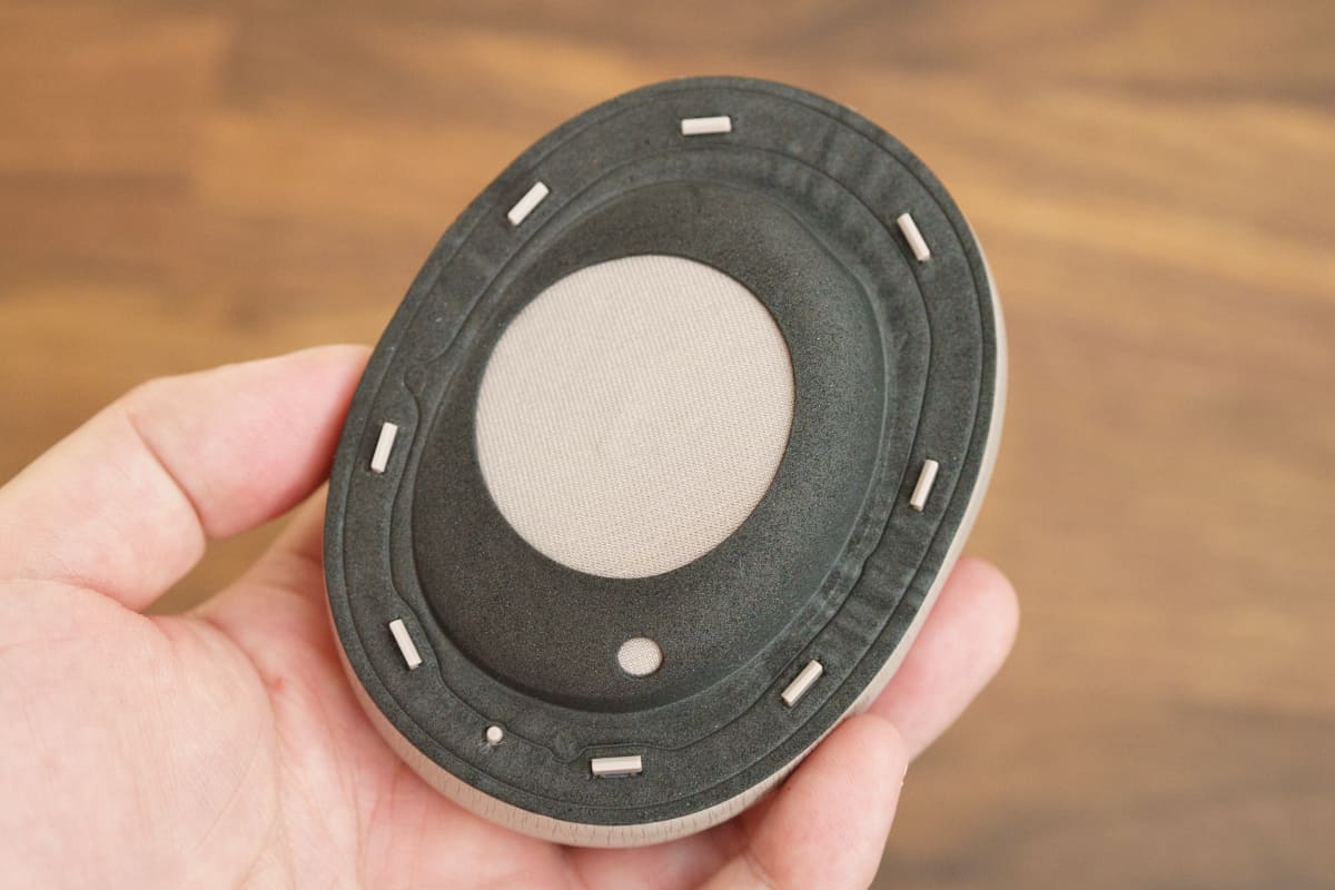 イヤーパッドを取り外すと、耳まわりの空間が広く設けられている事がわかる