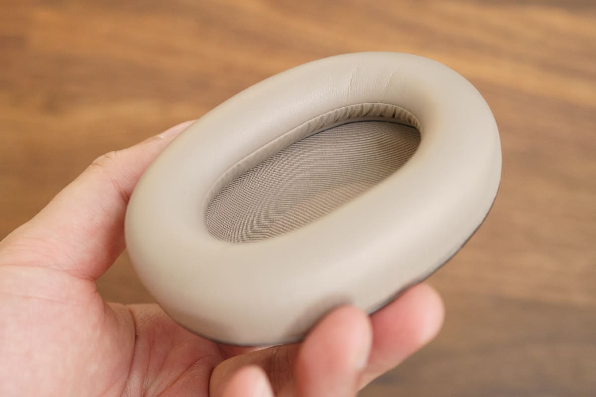 イヤーパッドを取り外すと、耳まわりの空間が広く設けられている事がわかる