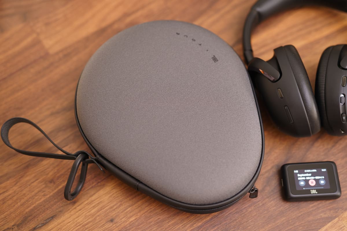 本体カラーに合わせて、キャリングケースの色も異なる