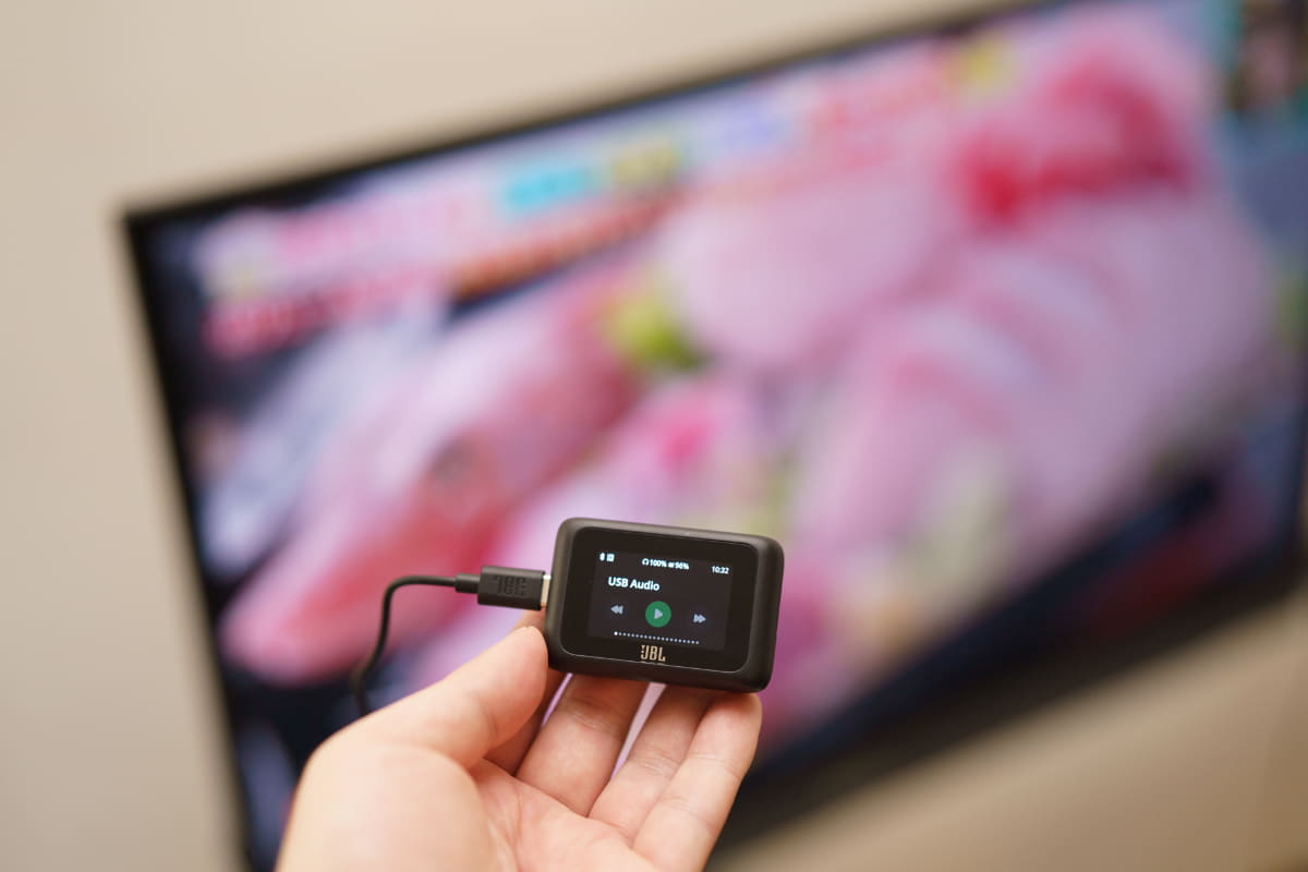 テレビのイヤフォン出力に接続、テレビの音をヘッドフォンにワイヤレス伝送できる