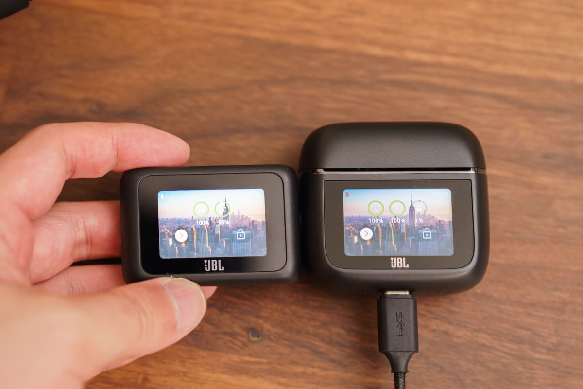 Tour Pro 3の充電ケースと比べてみると、ディスプレイサイズはまったく同じ