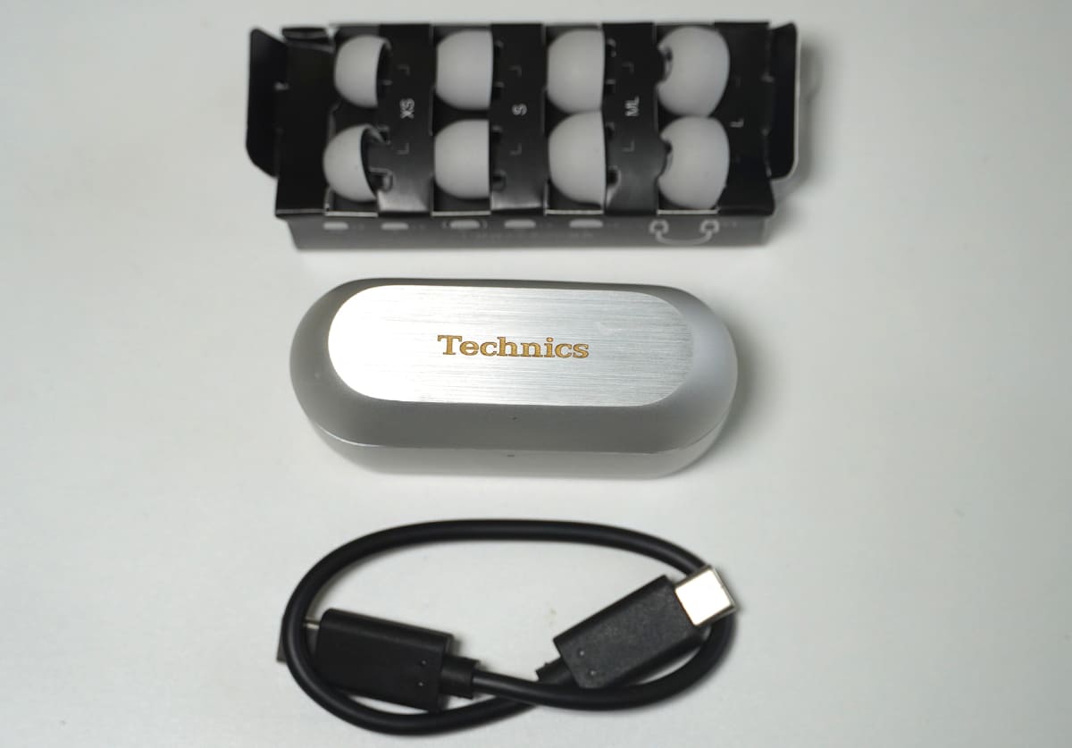 USB充電ケーブルとイヤーピースが付属。S、M、ML、Lから選べる