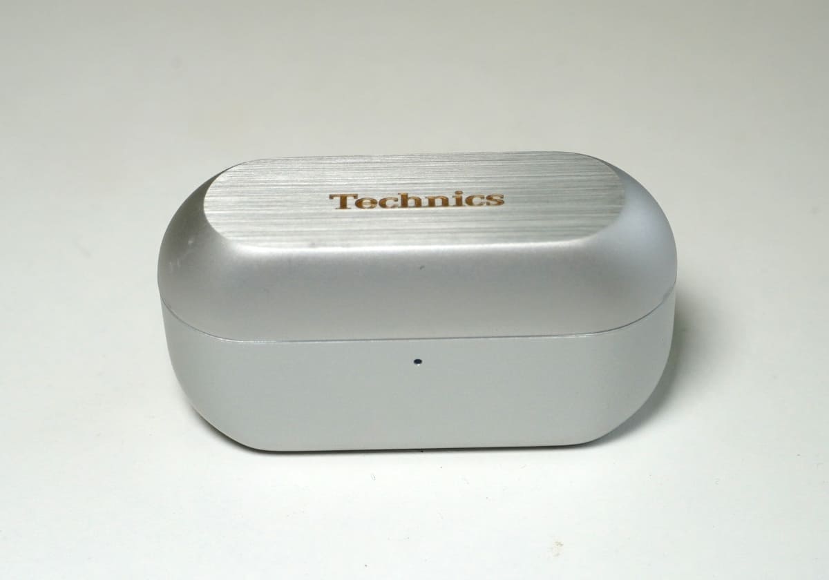 充電ケースは約42gと軽い