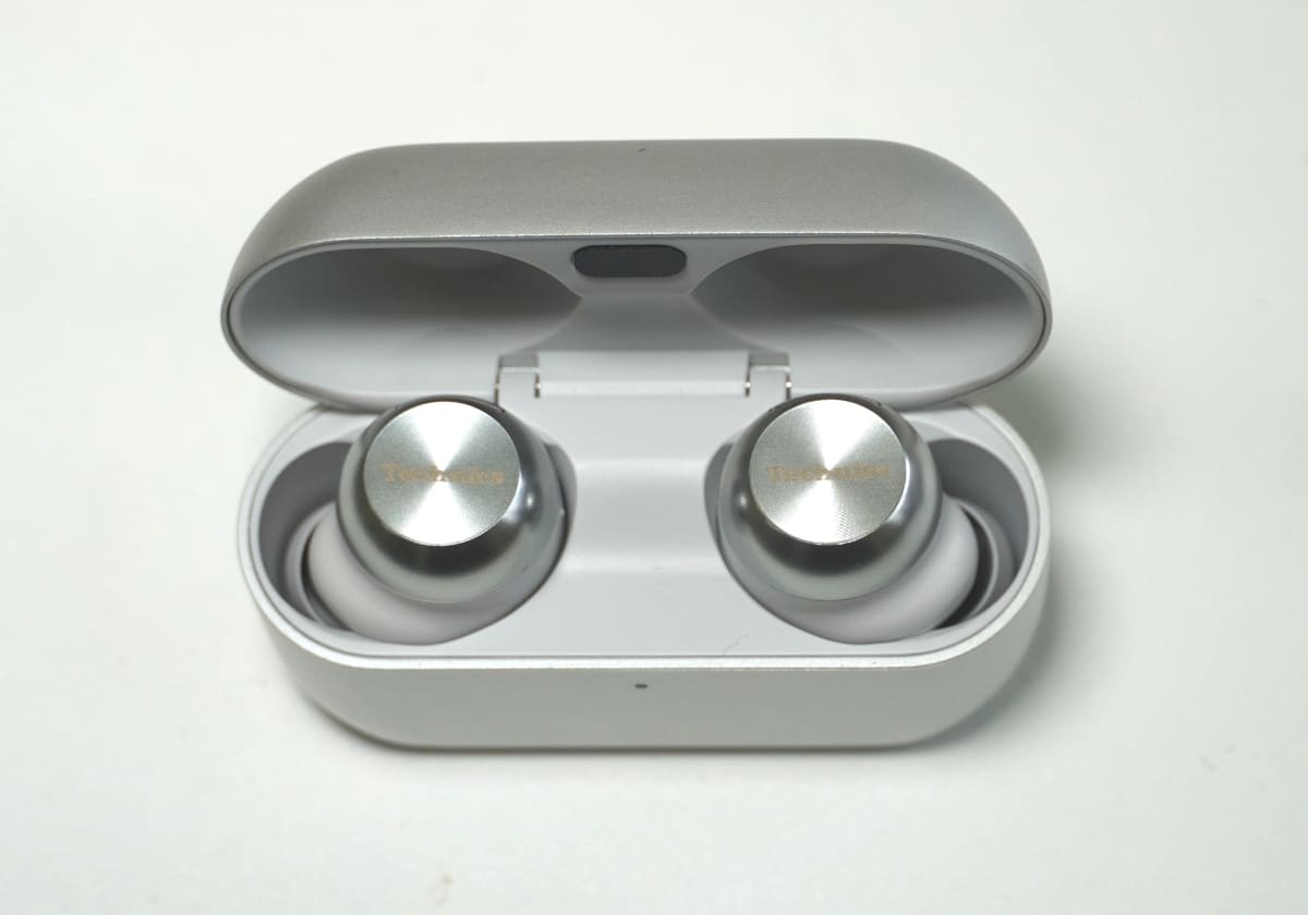 イヤフォンは片方で約5.9g